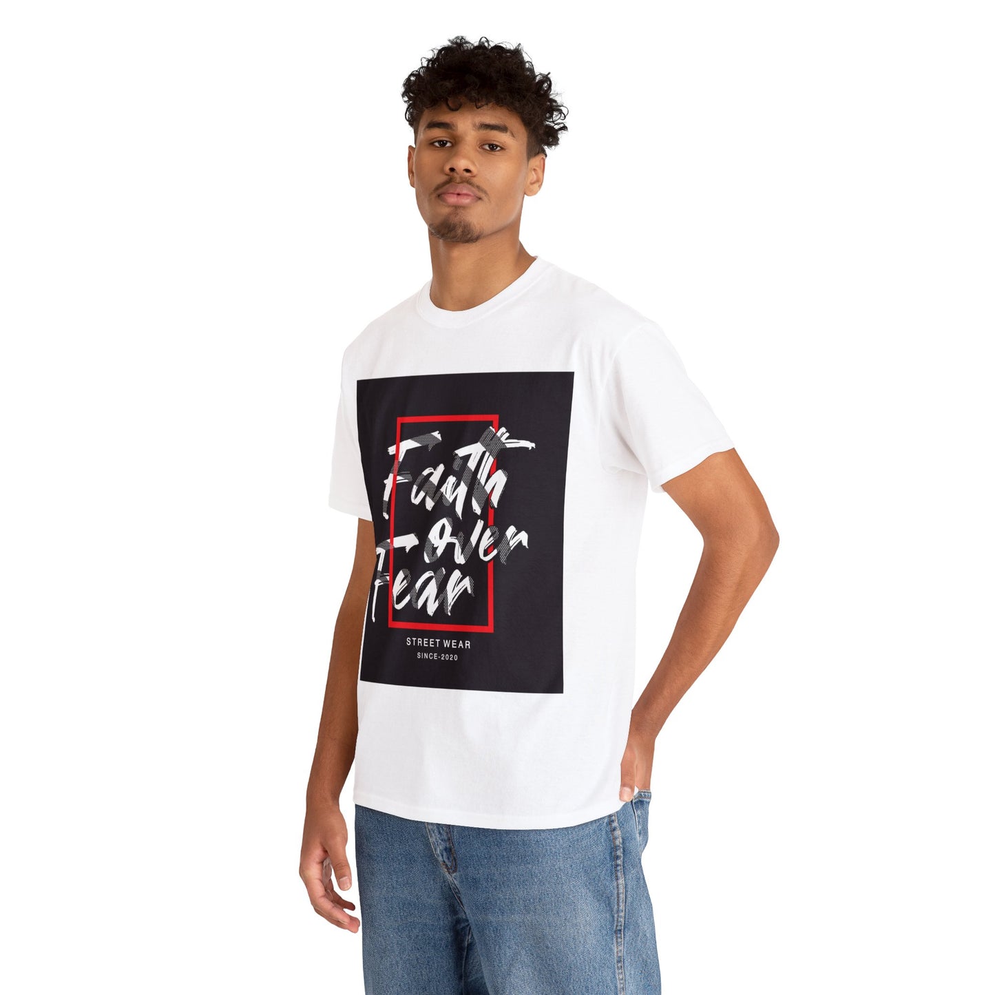 Camiseta unisex de algodón pesado "Fe sobre miedo"