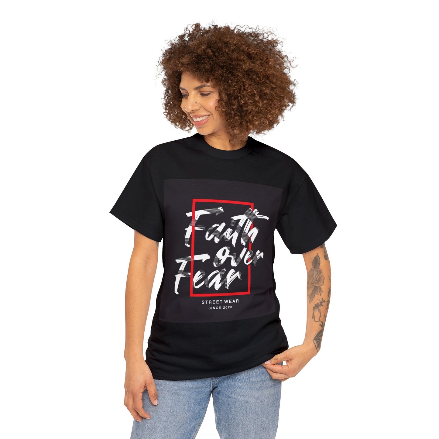 Camiseta unisex de algodón pesado "Fe sobre miedo"