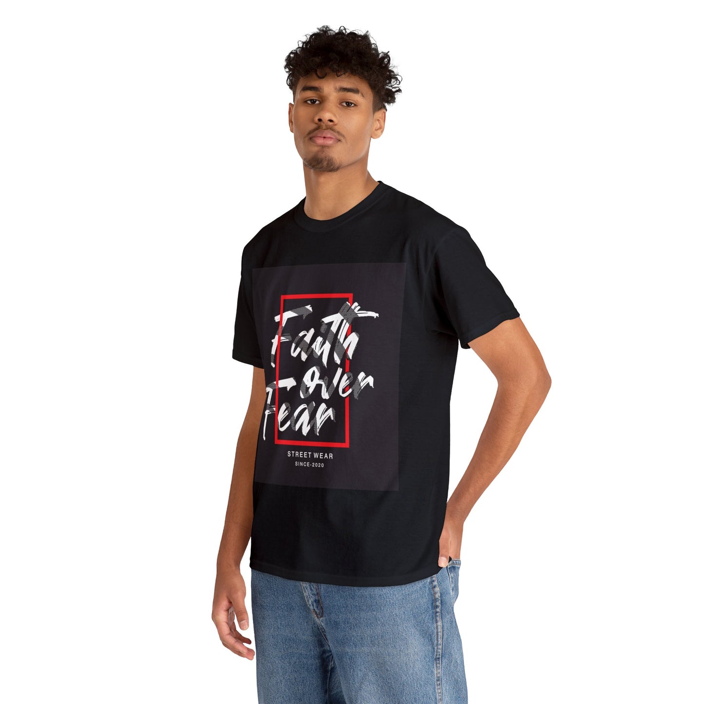 Camiseta unisex de algodón pesado "Fe sobre miedo"