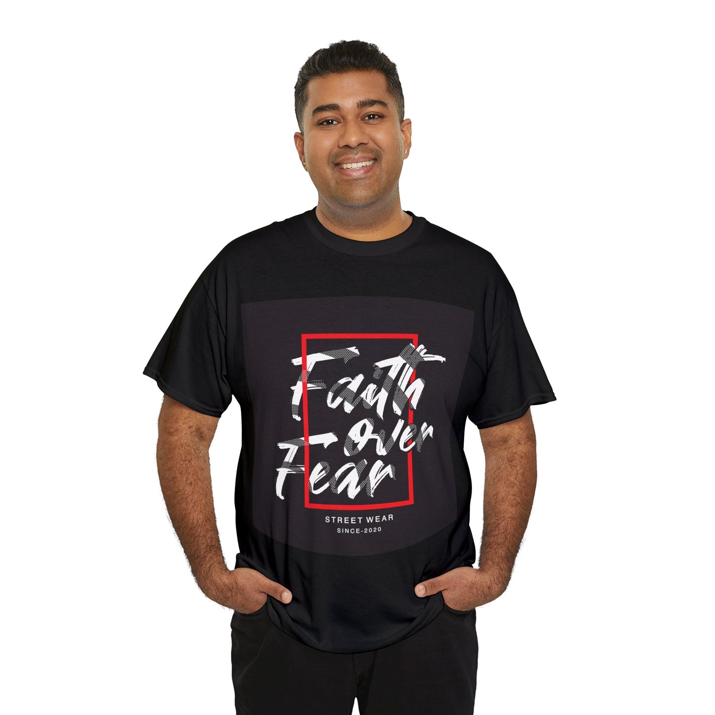 Camiseta unisex de algodón pesado "Fe sobre miedo"