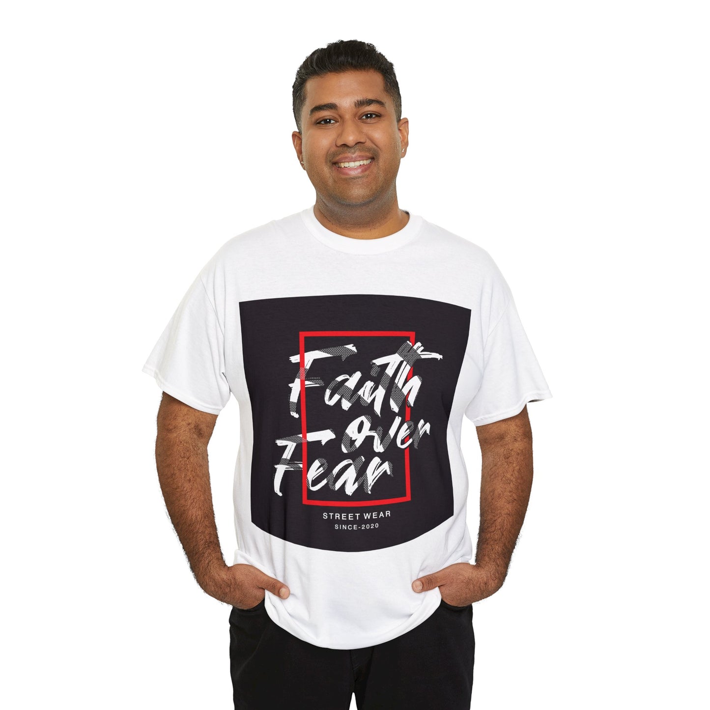 Camiseta unisex de algodón pesado "Fe sobre miedo"