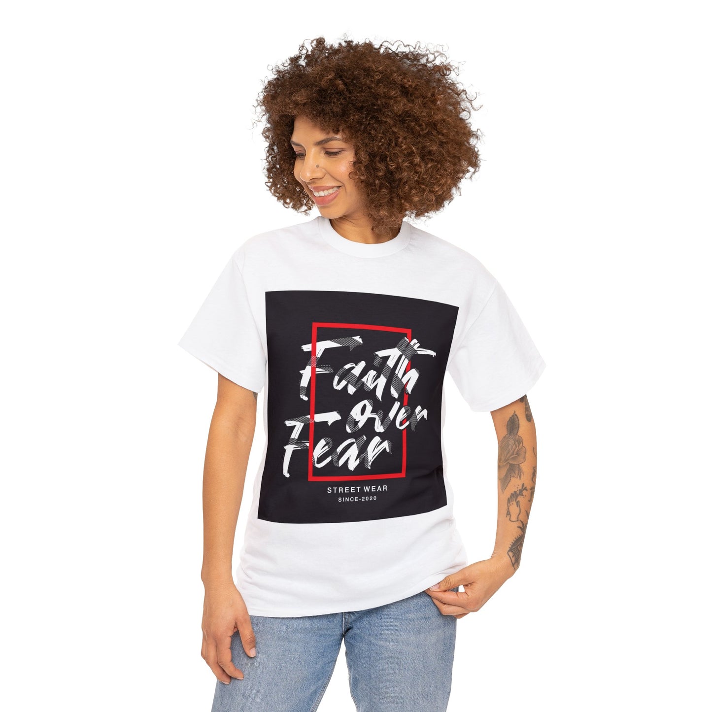 Camiseta unisex de algodón pesado "Fe sobre miedo"