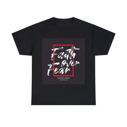 Camiseta unisex de algodón pesado "Fe sobre miedo"