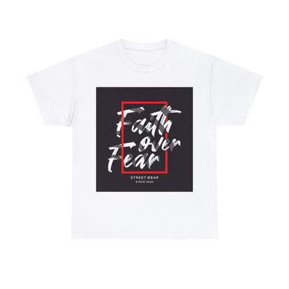 Camiseta unisex de algodón pesado "Fe sobre miedo"