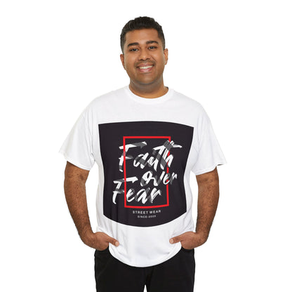 Camiseta unisex de algodón pesado "Fe sobre miedo"